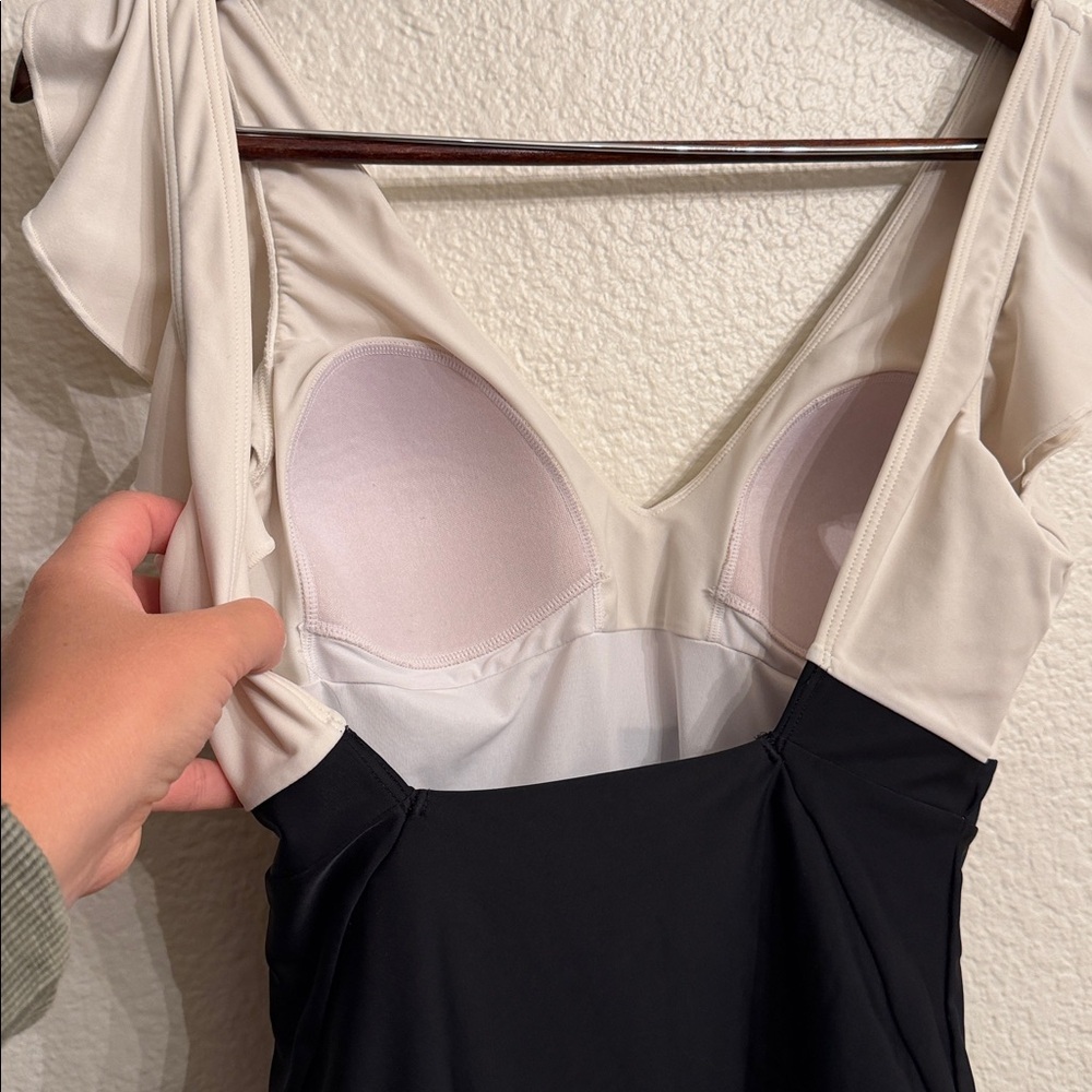 Summersalt ruffle backflip Stylish Cream and Black  One Piece size 8 - Picture 5 of 9